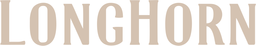 Das Wort „LONGHORN“ in beiger Serifenschrift auf dunklem Hintergrund.