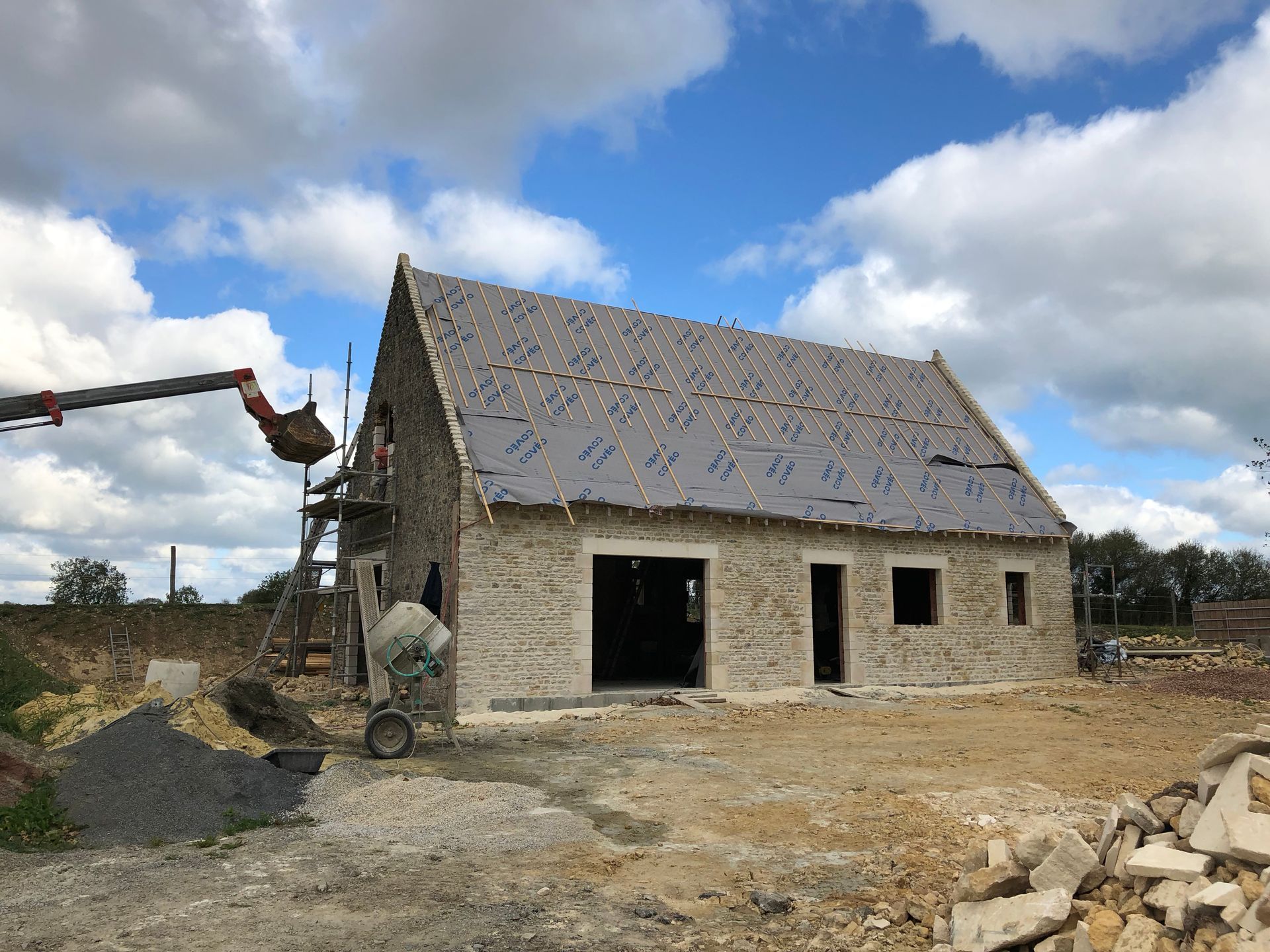 Une maison en construction sans porte et sans fenêtre