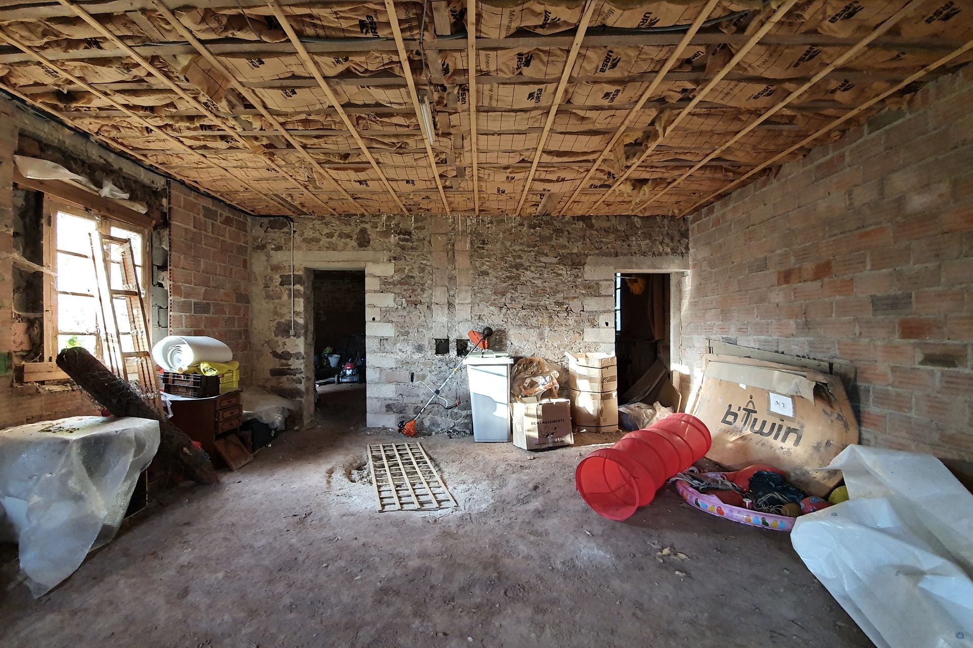 Espace intérieur avant rénovation, terre battue et murs nus