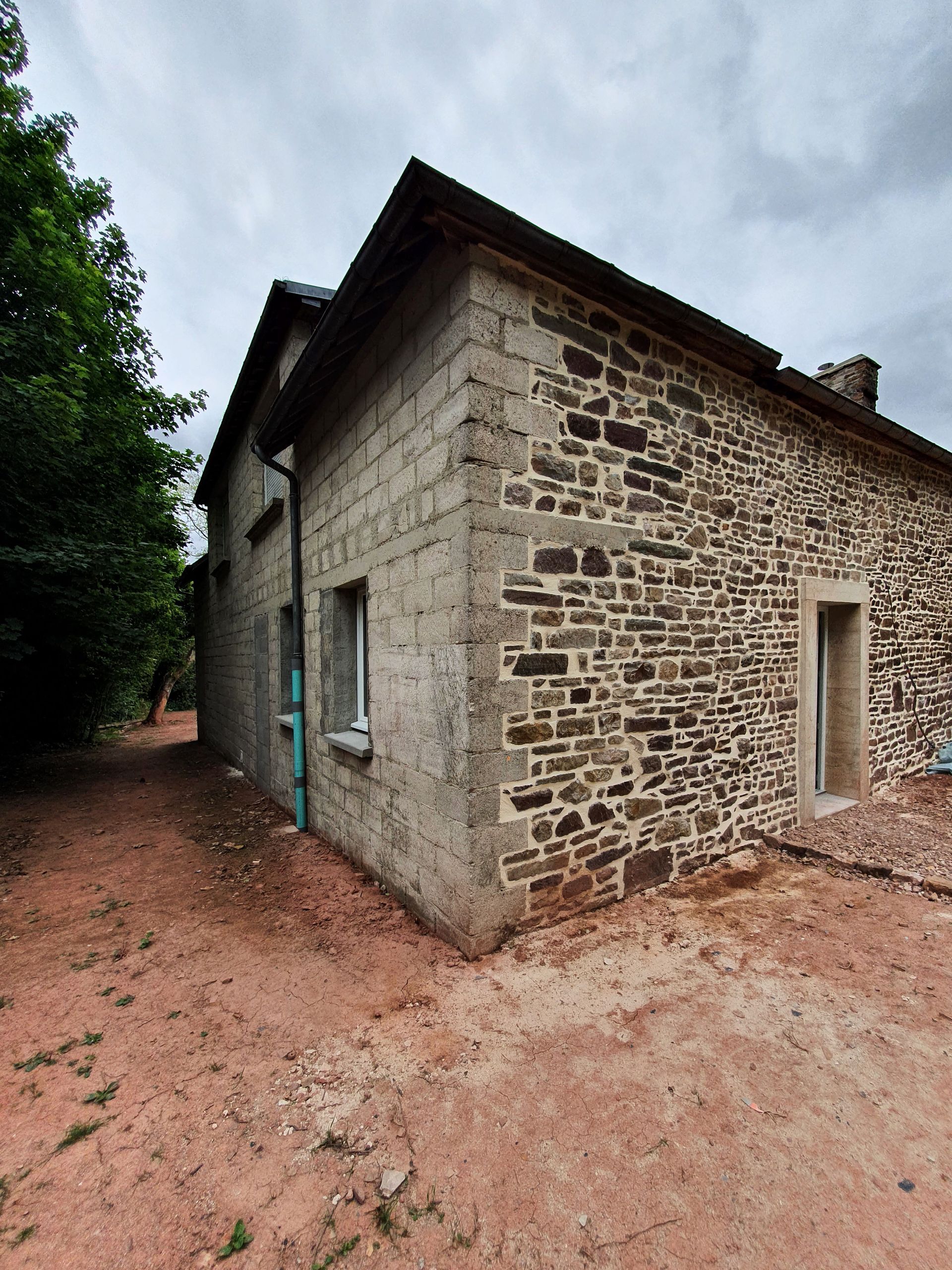 Façade en pierre en cours de rénovation