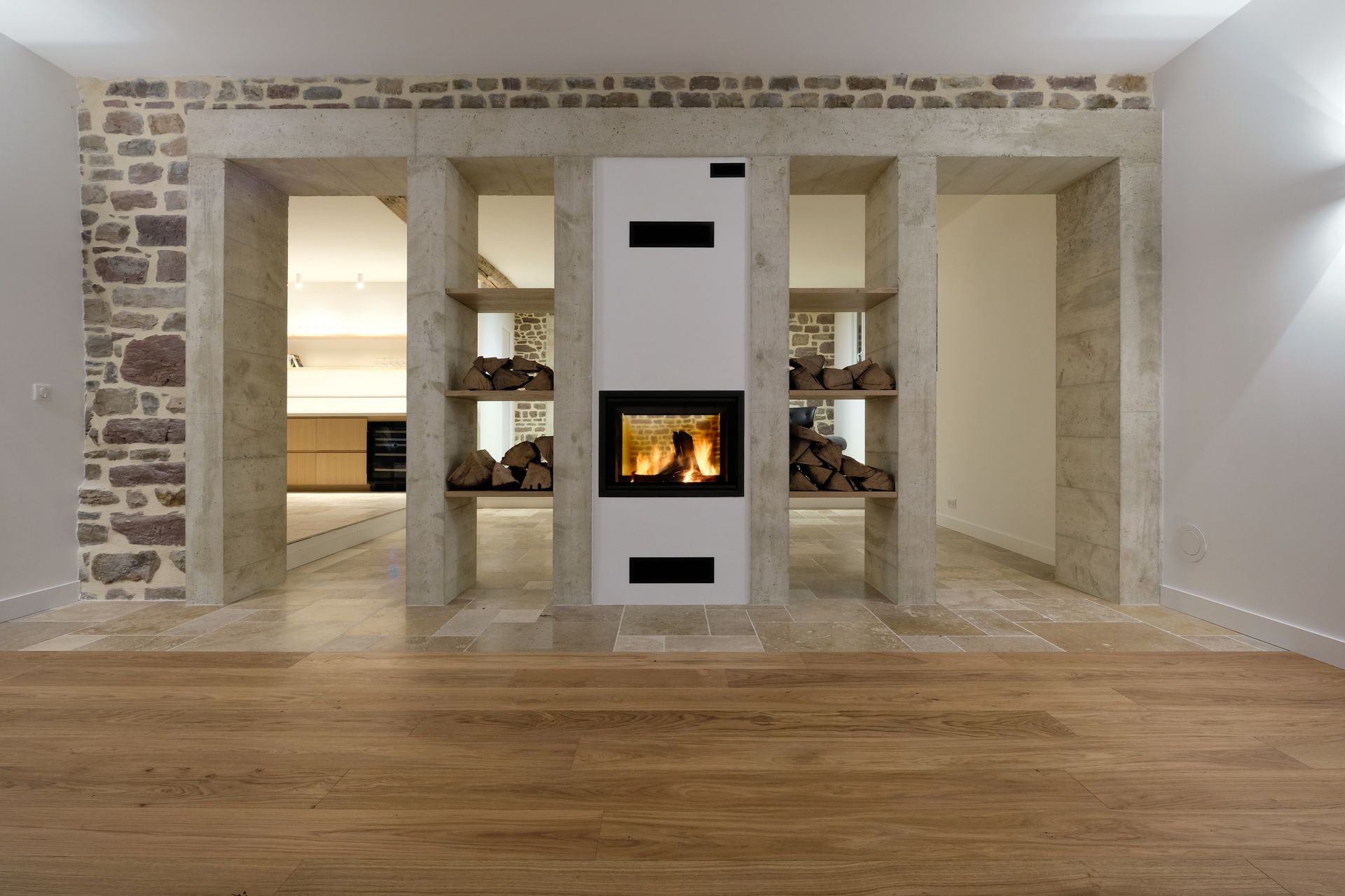 Agrandissement intérieur d'une maison avec chauffage au bois