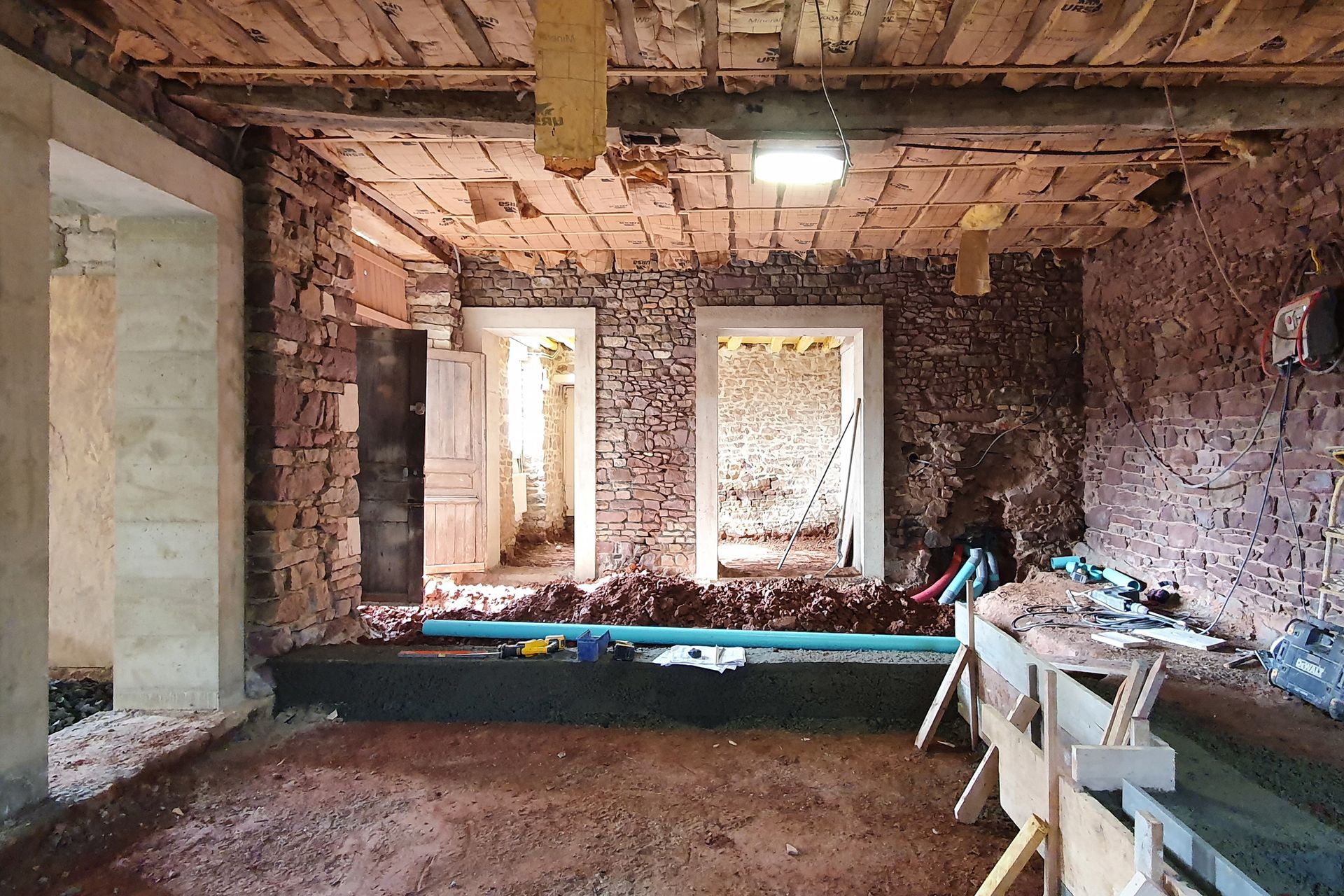 Intérieur d'une maison en pierre en cours de construction
