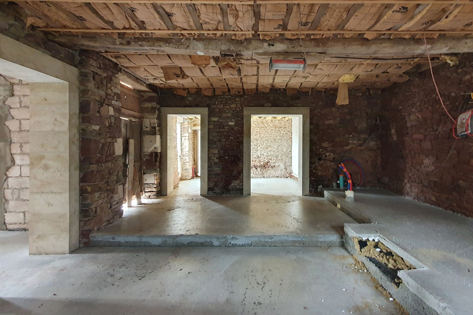 L'intérieur d'une maison en pierre avec fondations en cours de construction