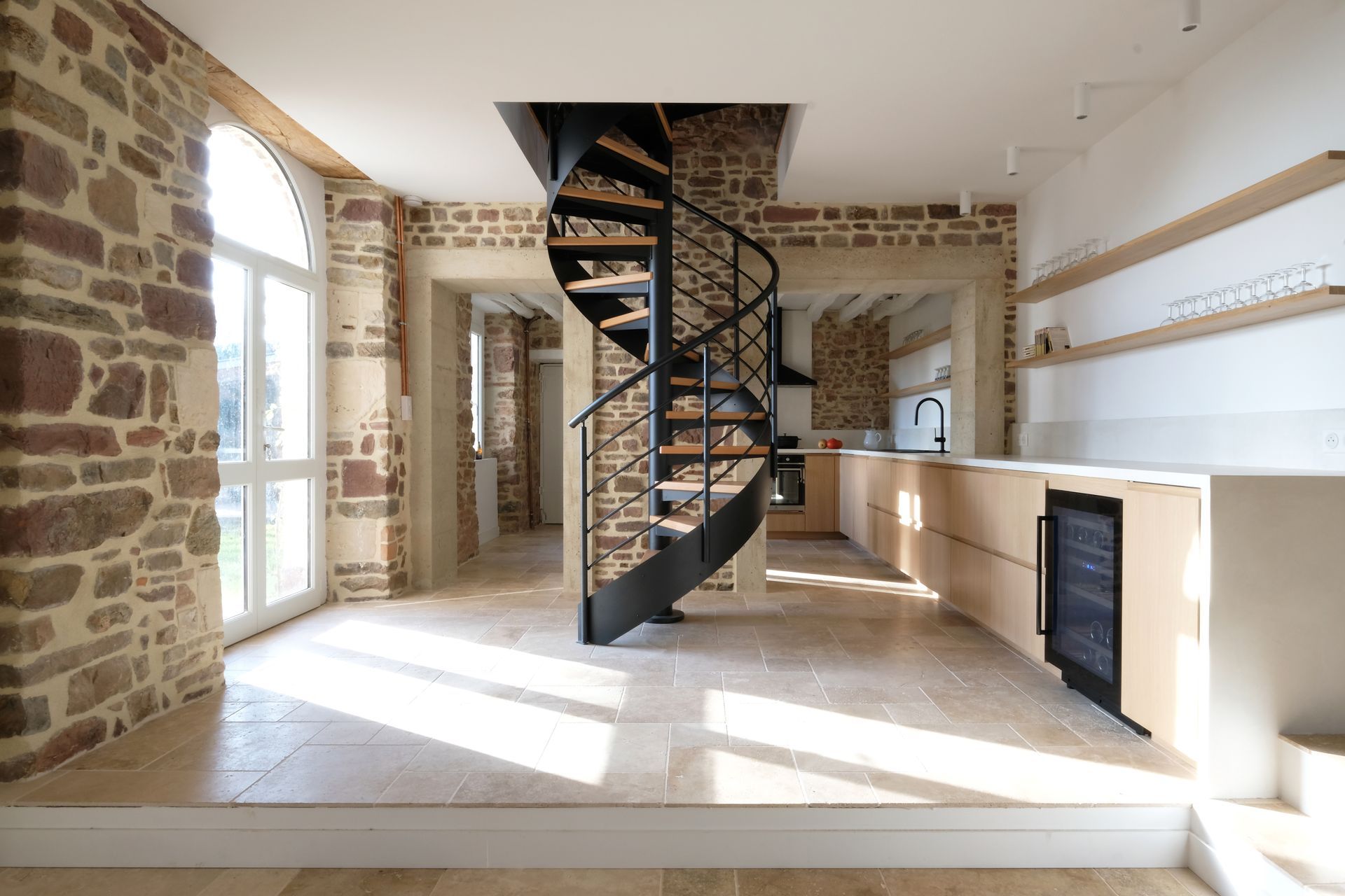 Cuisine avec un escalier en colimaçon au centre