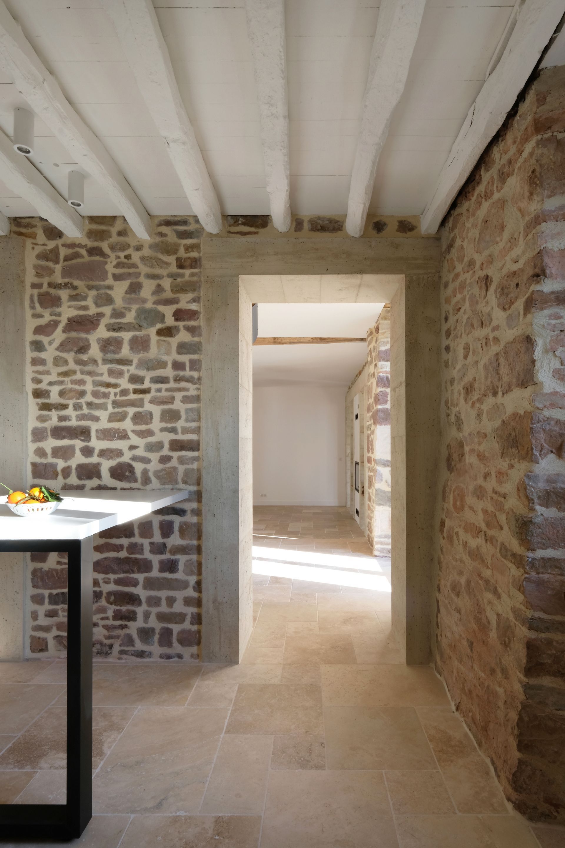 Encadrement d'une porte dans une maison avec des murs en pierre