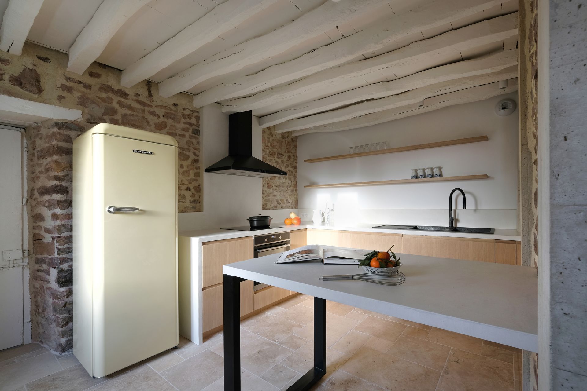 Cuisine entièrement rénovée avec poutres apparentes et travertin