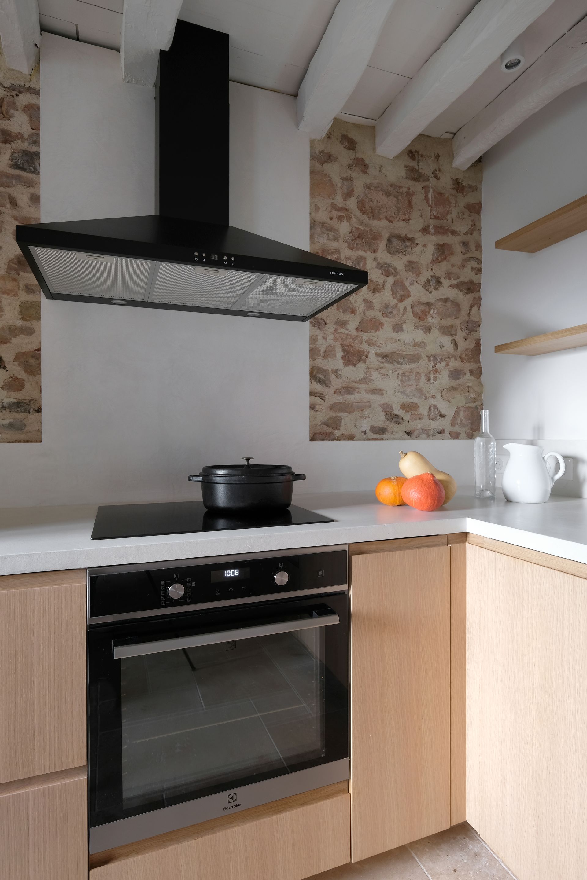 Cuisine neuve avec murs en pierres apparentes