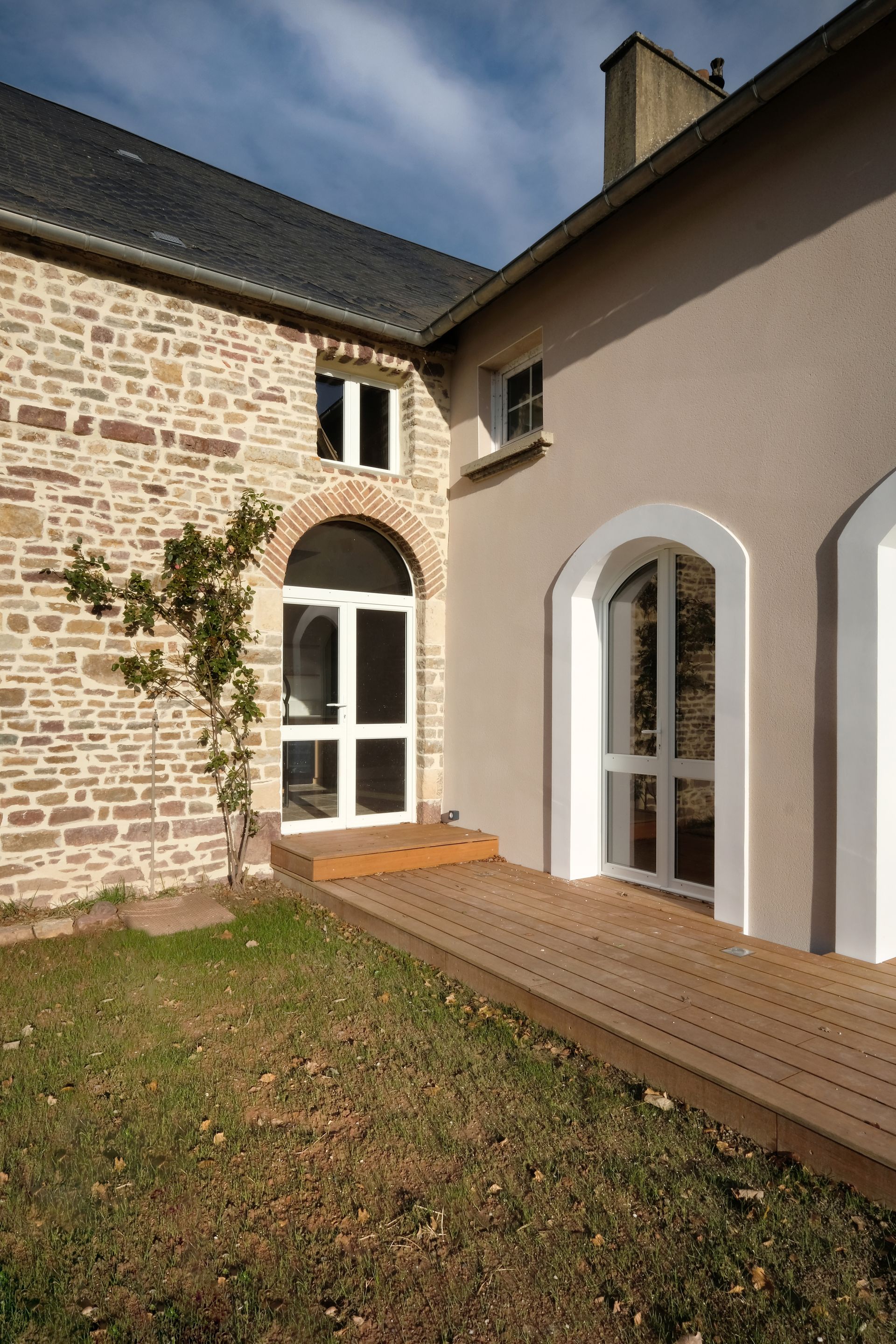 Terrasse en bois le long de la façade d'une maison