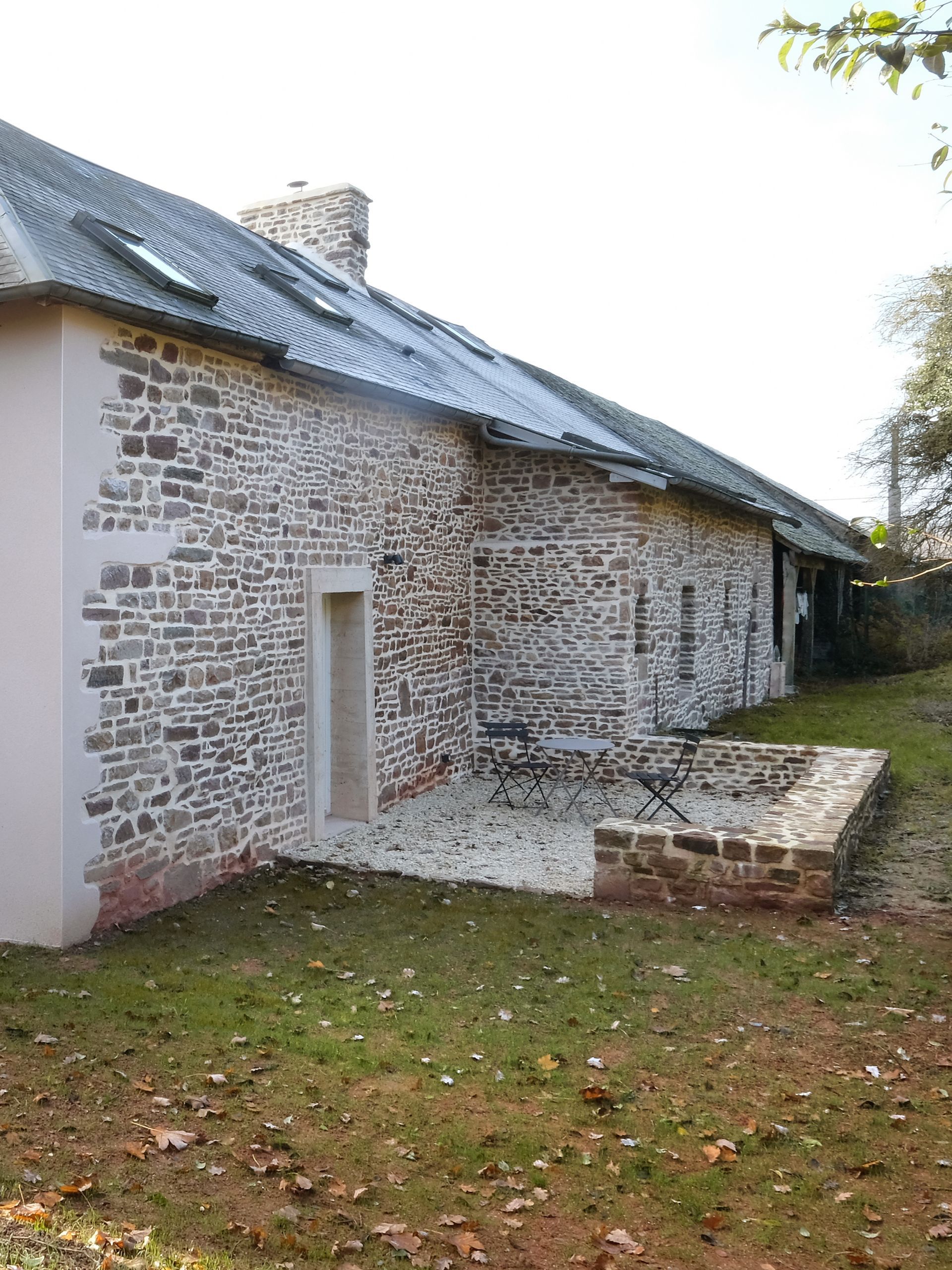 Une façade et une terrasse en pierre