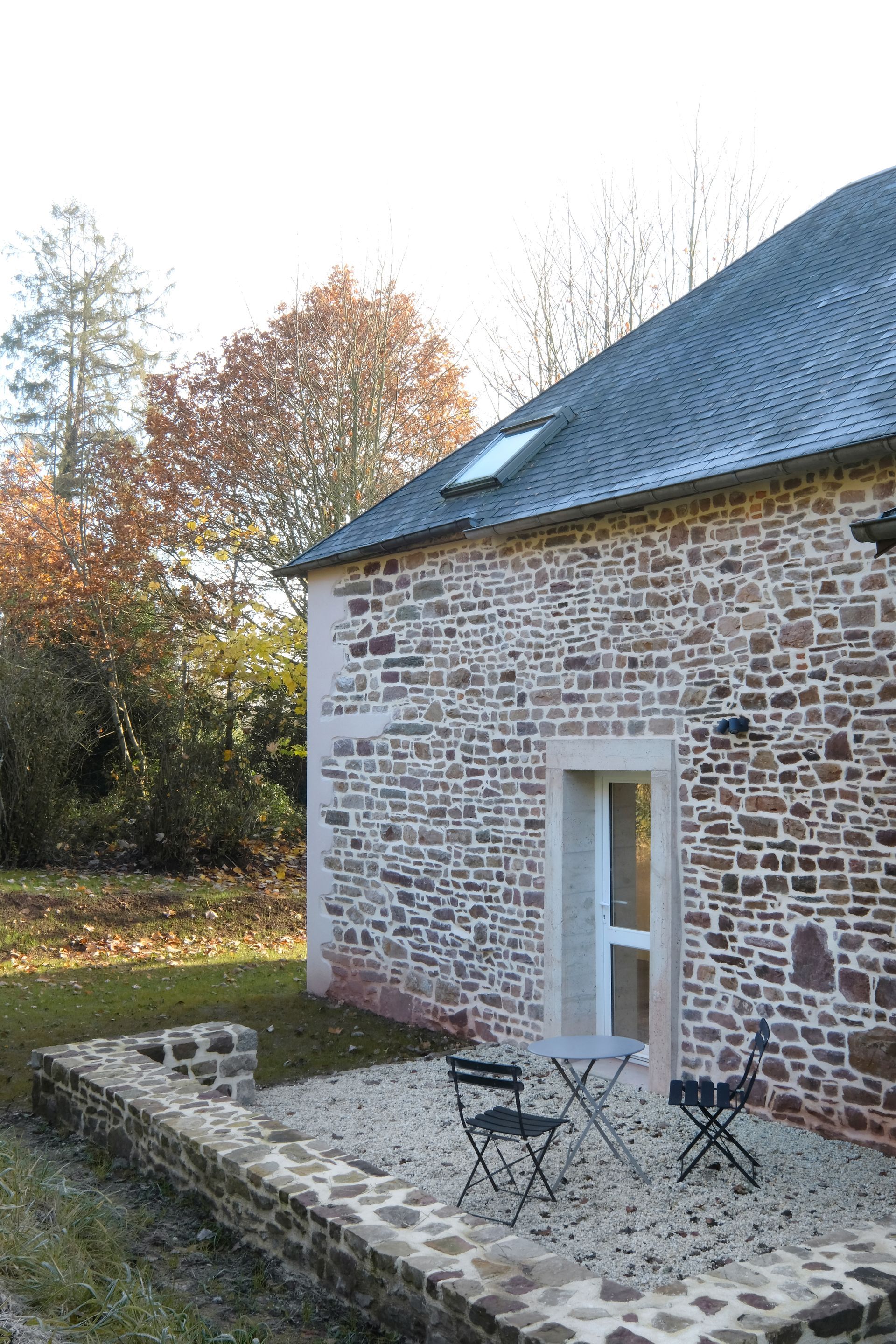 Terrasse en pierre avec un petit muret