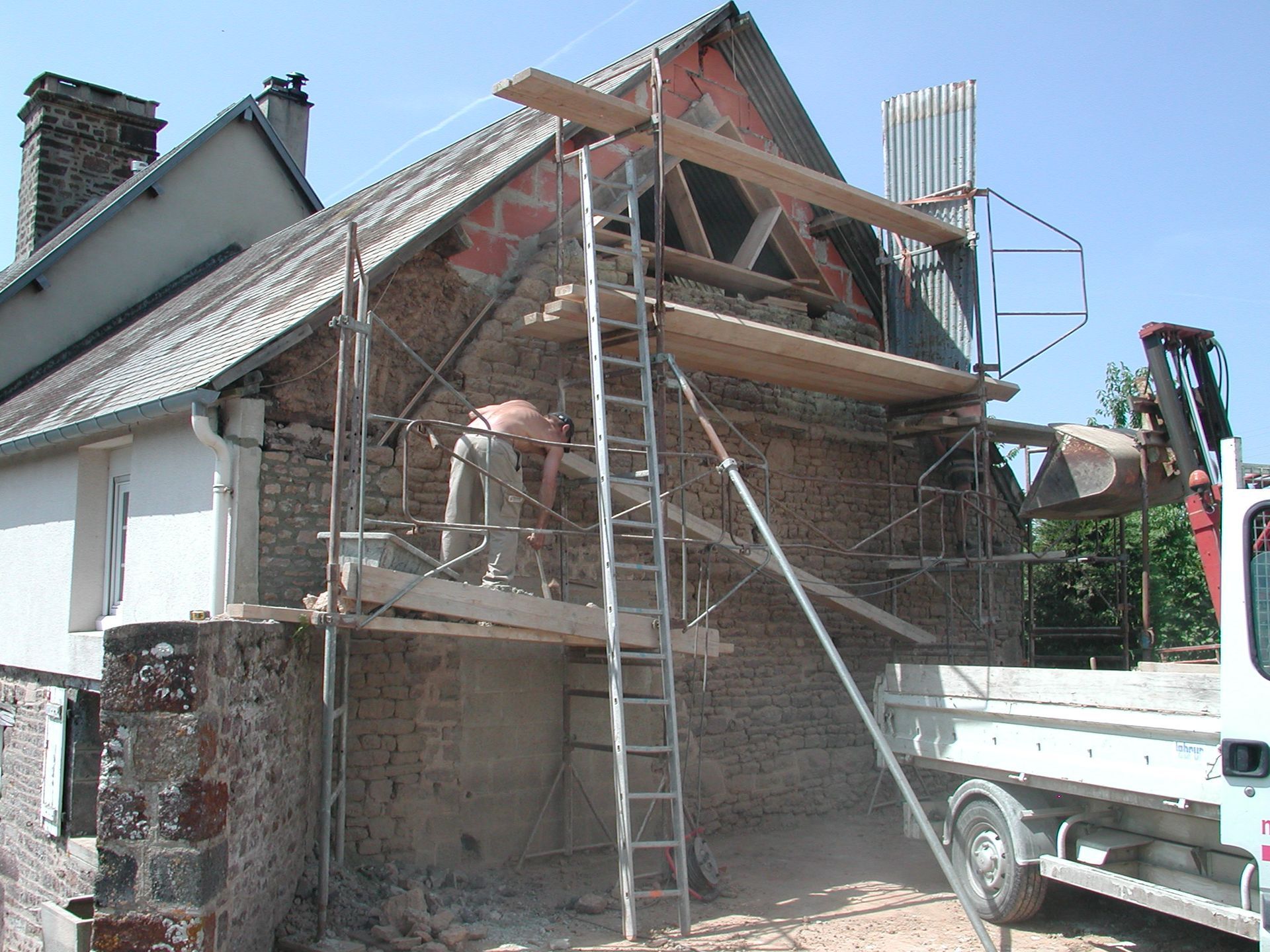 Un échafaudage installé le long de la façade d'une maison en construction