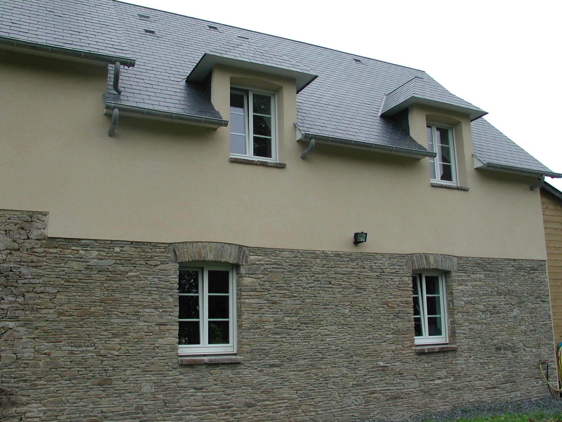 Une façade avec deux revêtements différents