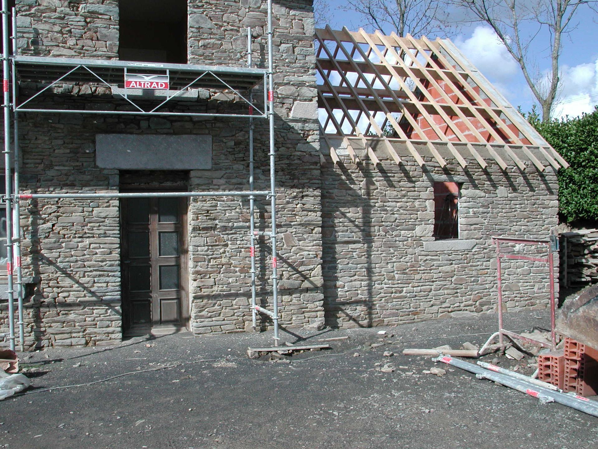 Construction d'une façade en pierre d'une maison