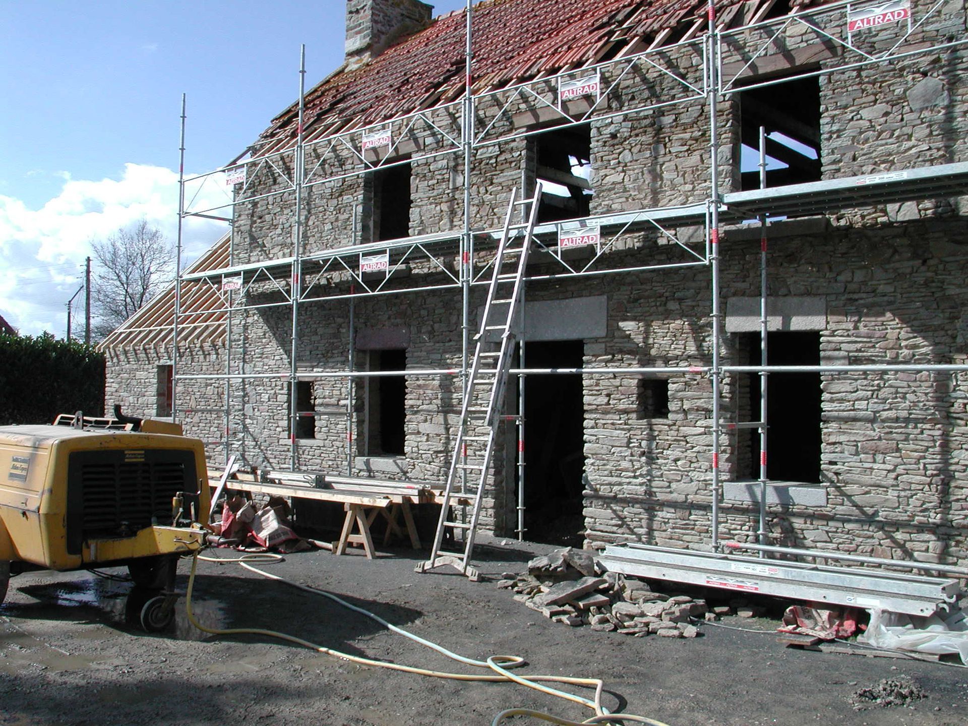 Échafaudage sur la façade en pierre d'une maison en construction