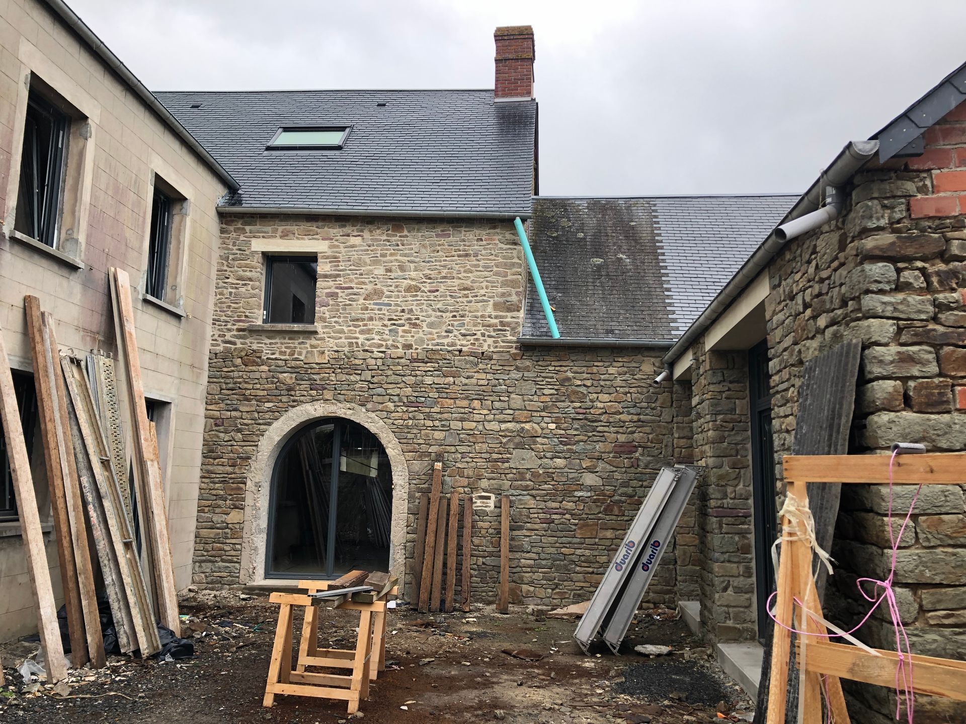 Cour intérieur d'une maison en pierre en cours de rénovation