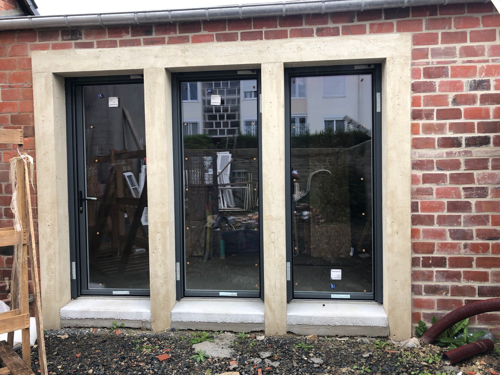 Trois fenêtres et un mur en briques rouges