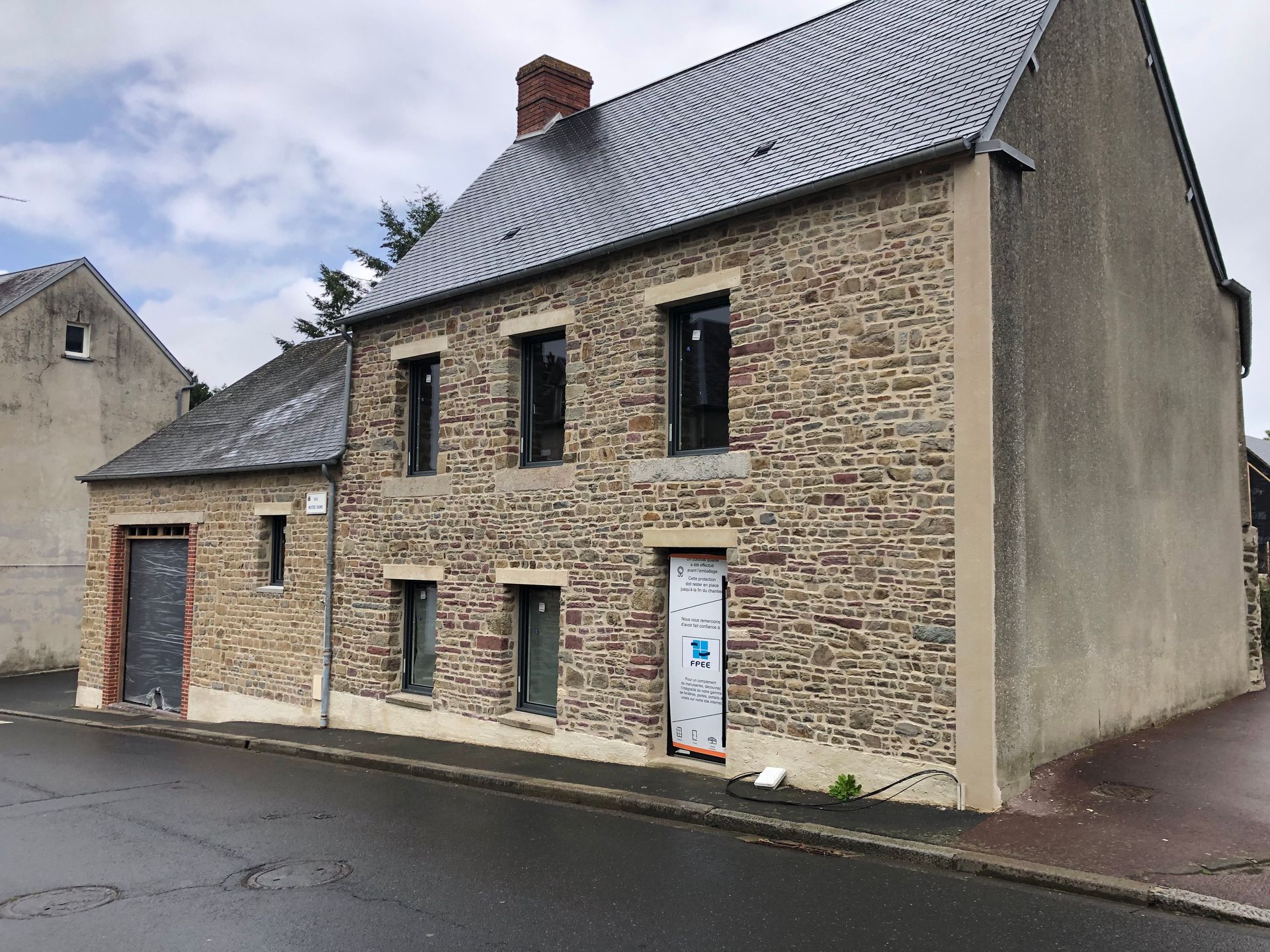 Rénovation d'une maison avec une façade en pierre
