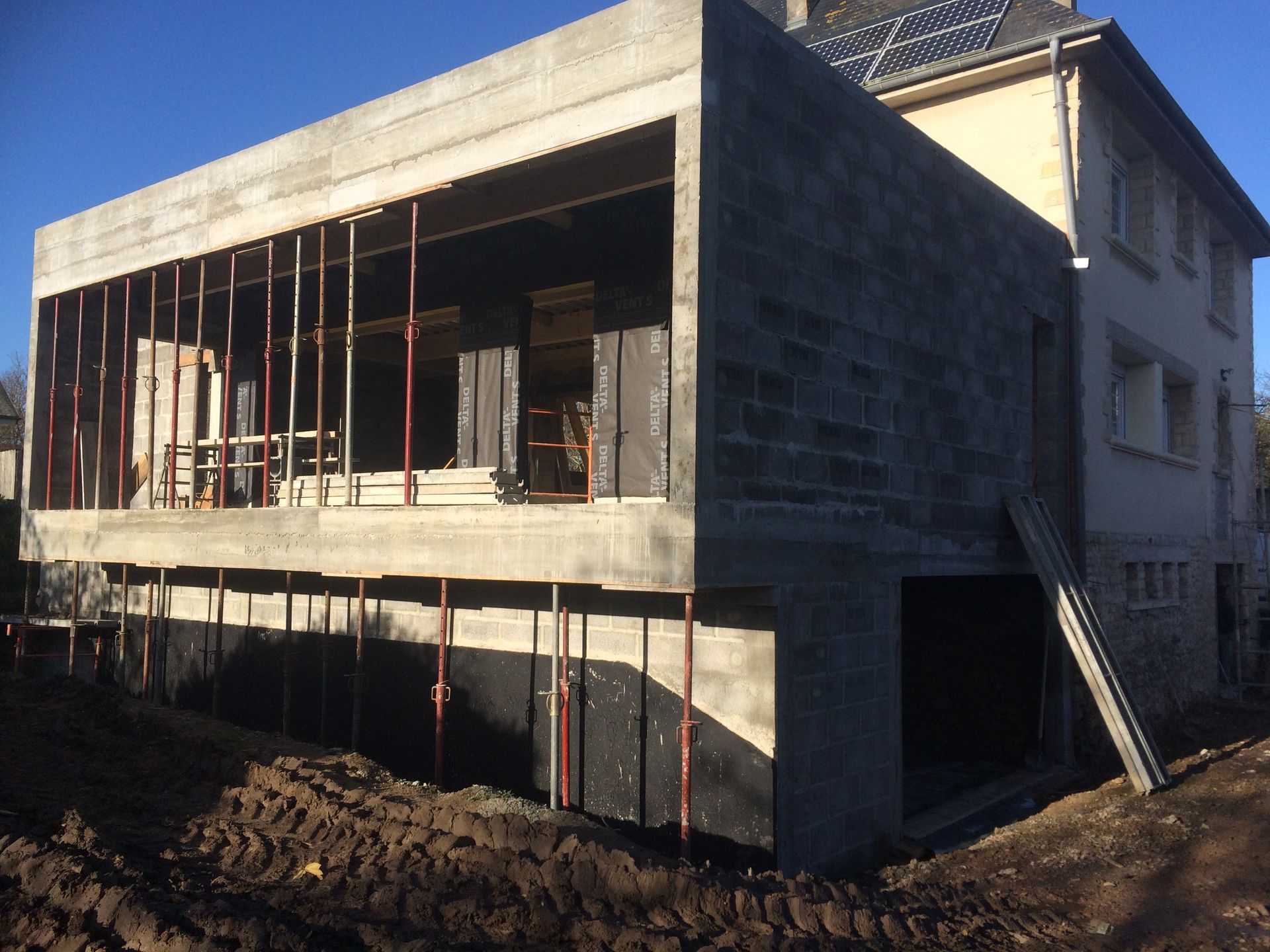 Extension de maison en parpaing vu côté gauche