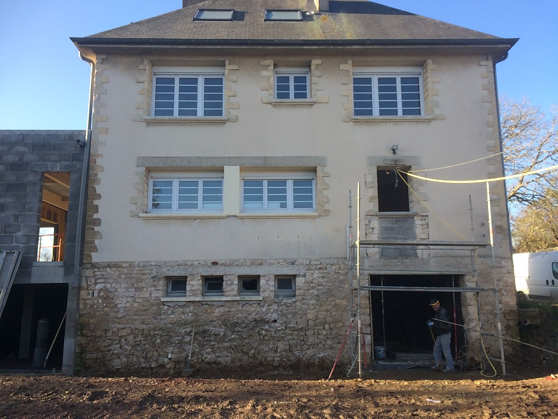 Façade d'une maison en cours de rénovation