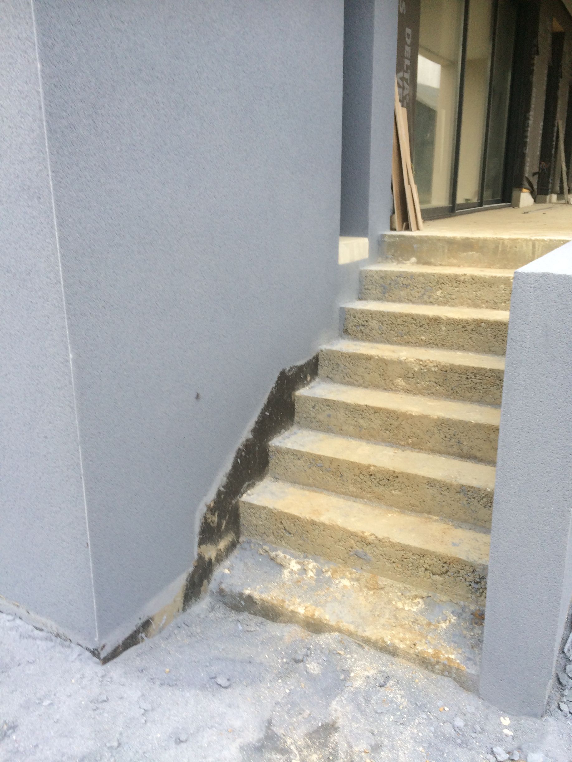 Escalier d'accès à l'extension crépie