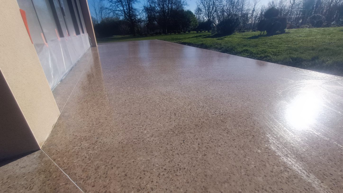 Béton poli sur une terrasse vue de nuit