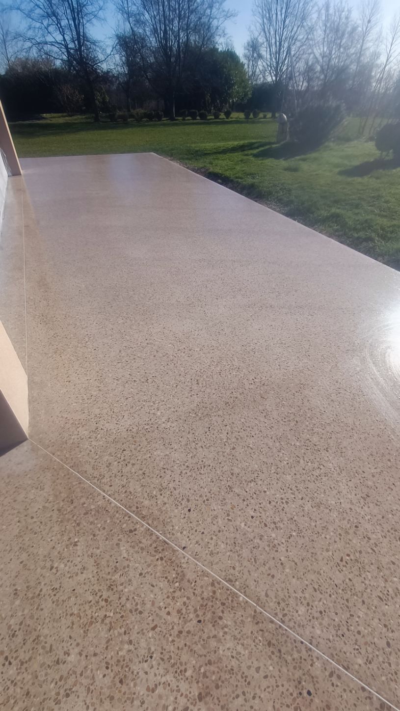 Béton poli sur une terrasse vue de près