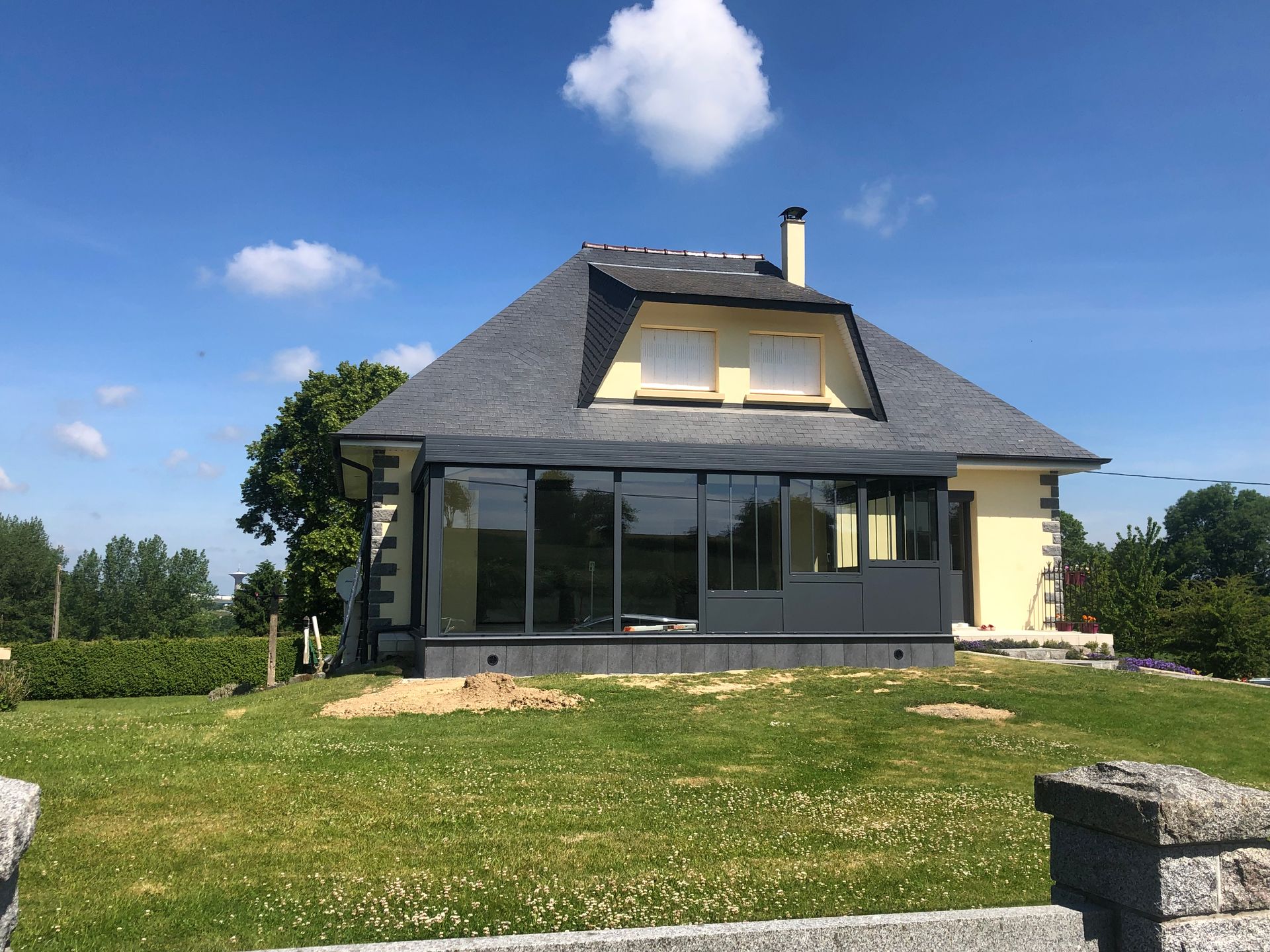 Véranda en aluminium vue de loin