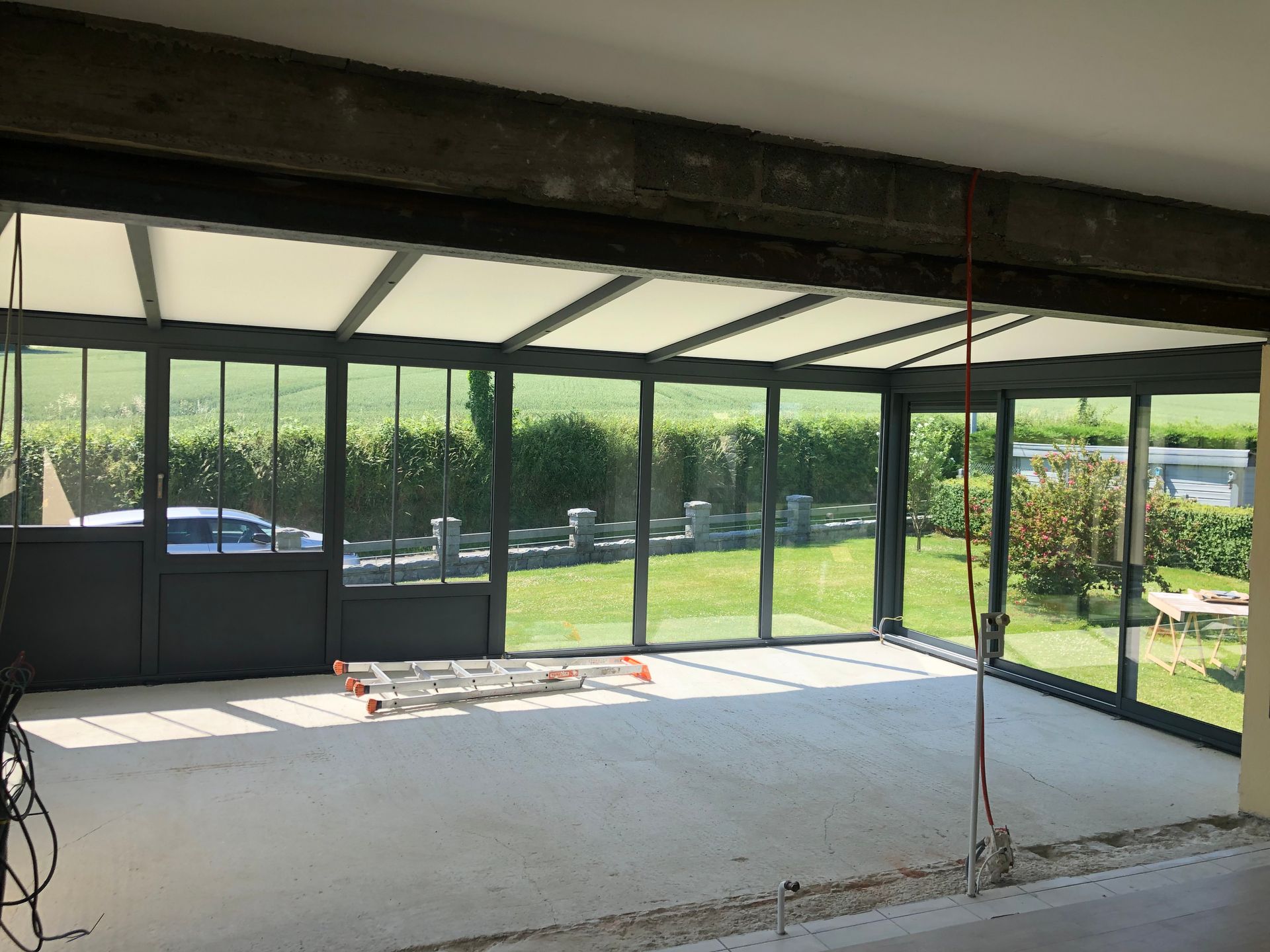Véranda en aluminium vue de l'intérieur
