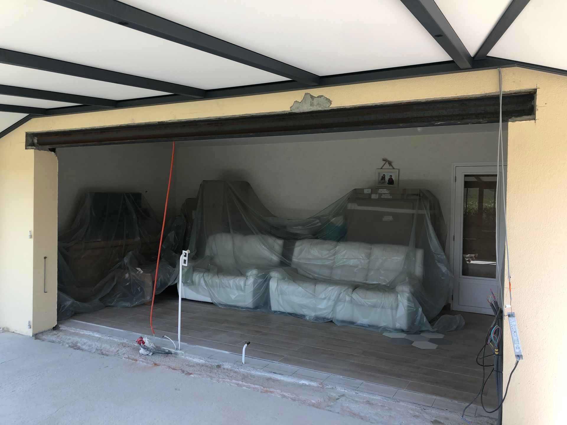 Véranda en aluminium  avec salon de jardin à l'intérieur