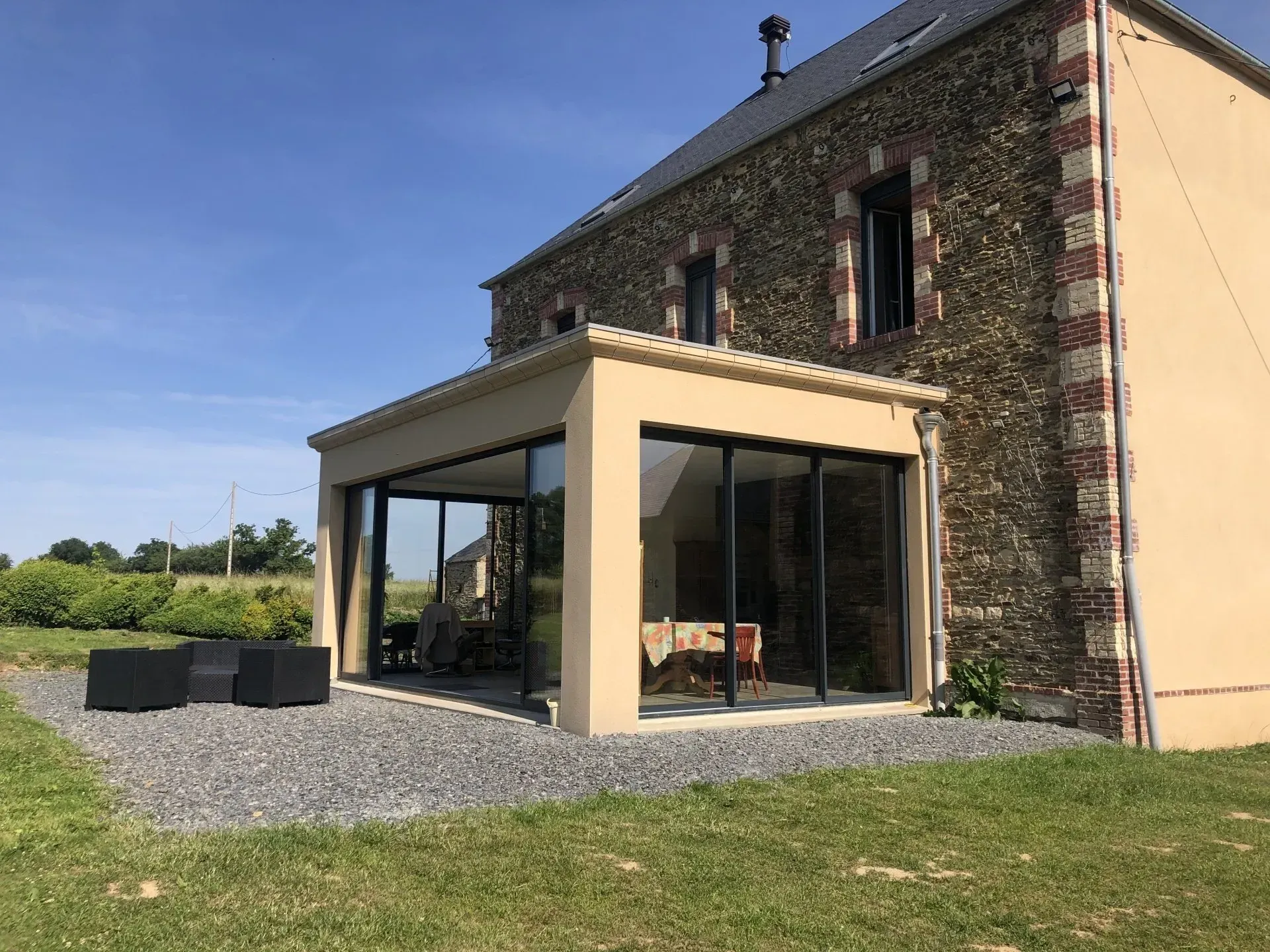 Maison ancienne avec un agrandissement à toit plat