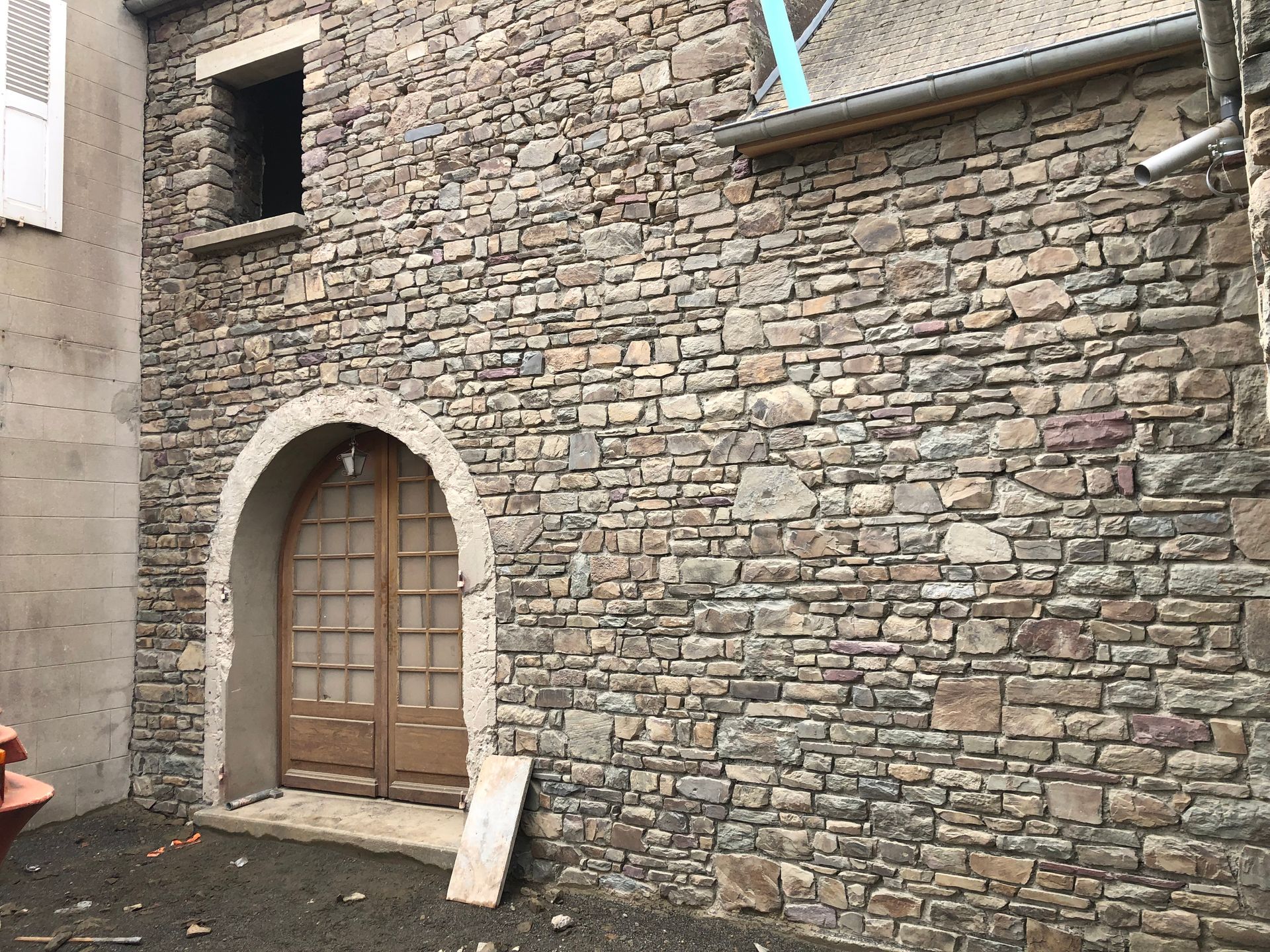 Façade entièrement décrépie et avant les joints