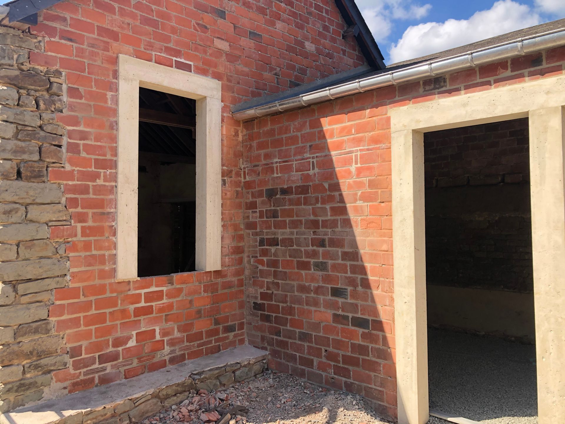 Fenêtre avec cadre en béton