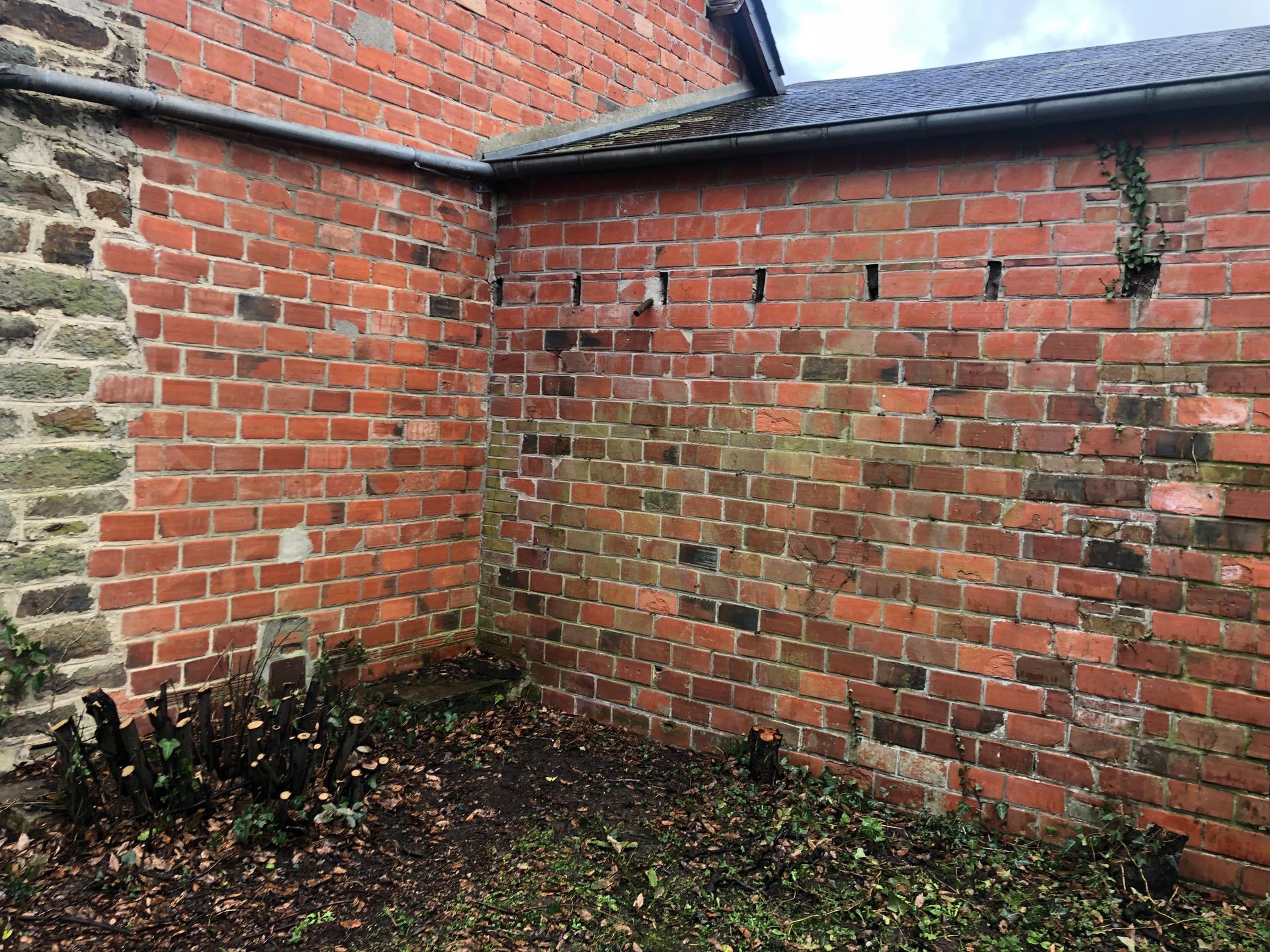 Mur en brique avant sa rénovation