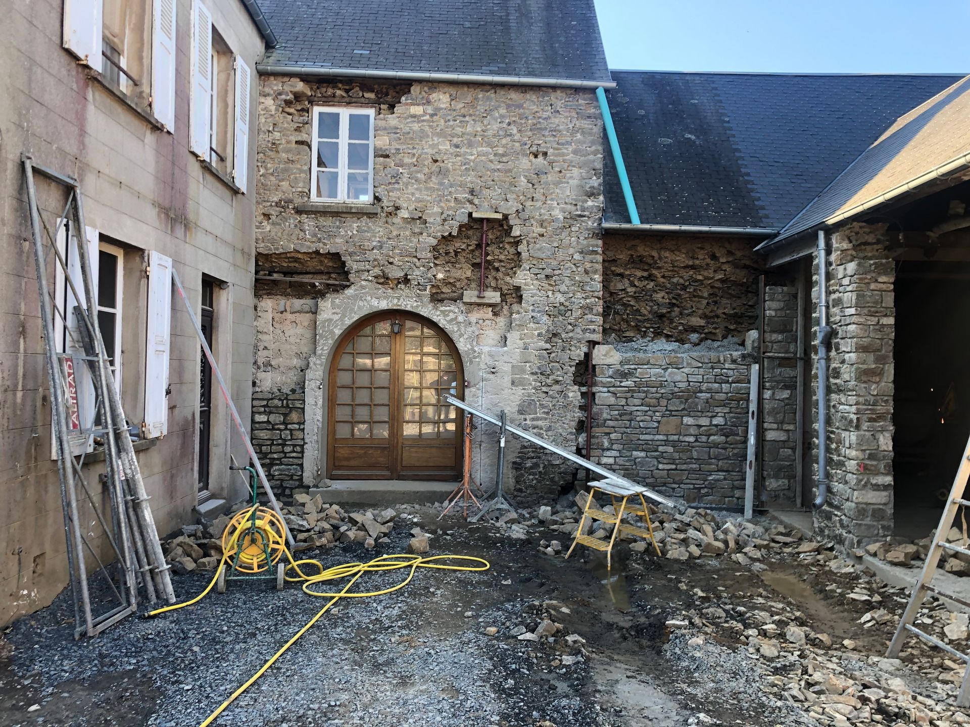 Façade de la maison pendant la dépose du crépi