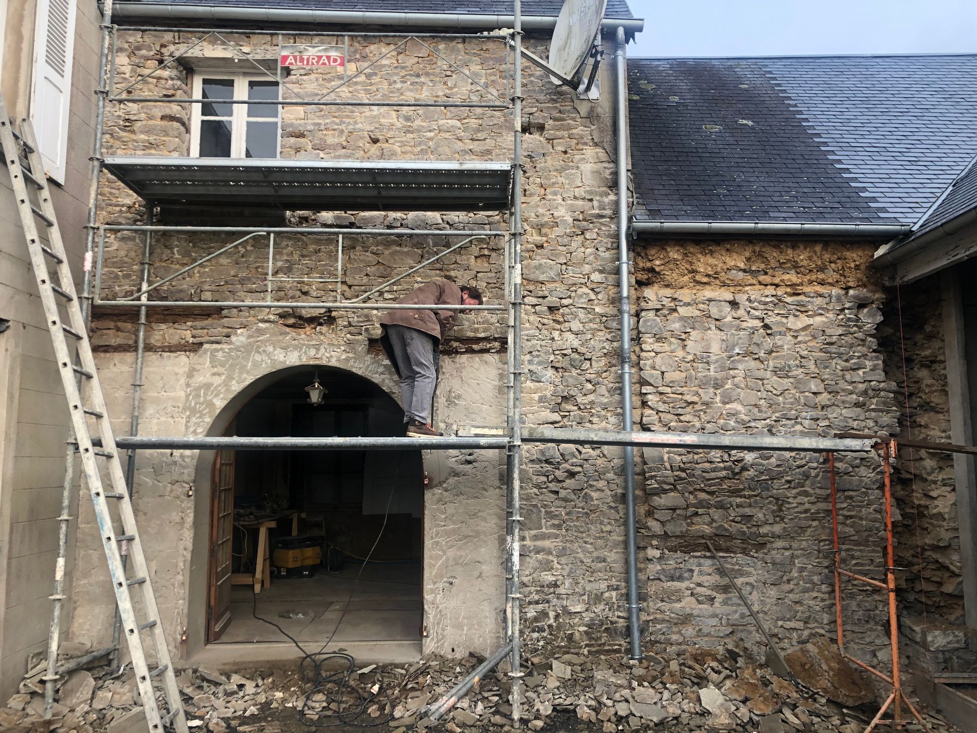 Echafaudage devant la façade pour la dépose du crépî