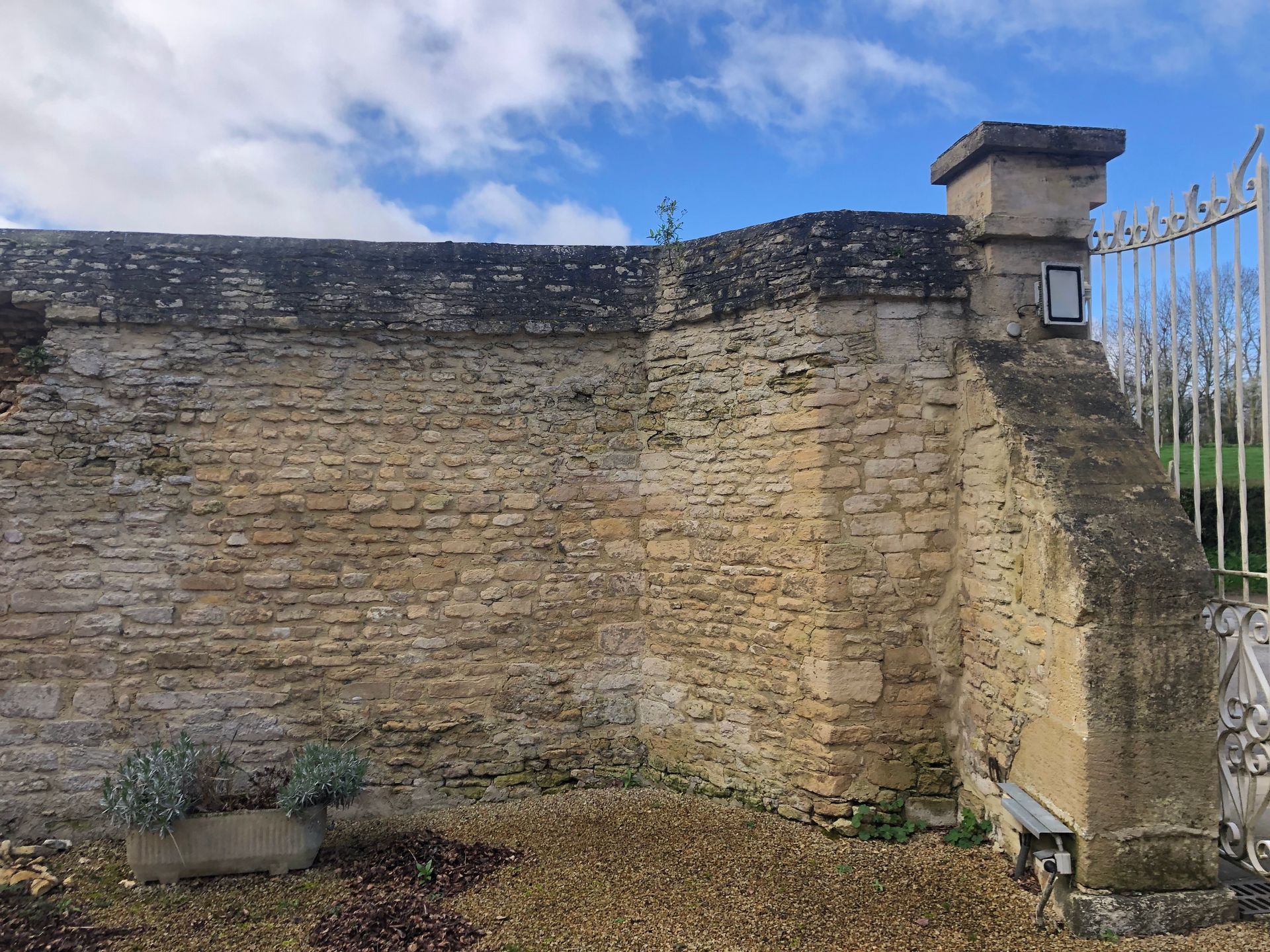 Mur d'enceinte en pierre en partie effondré