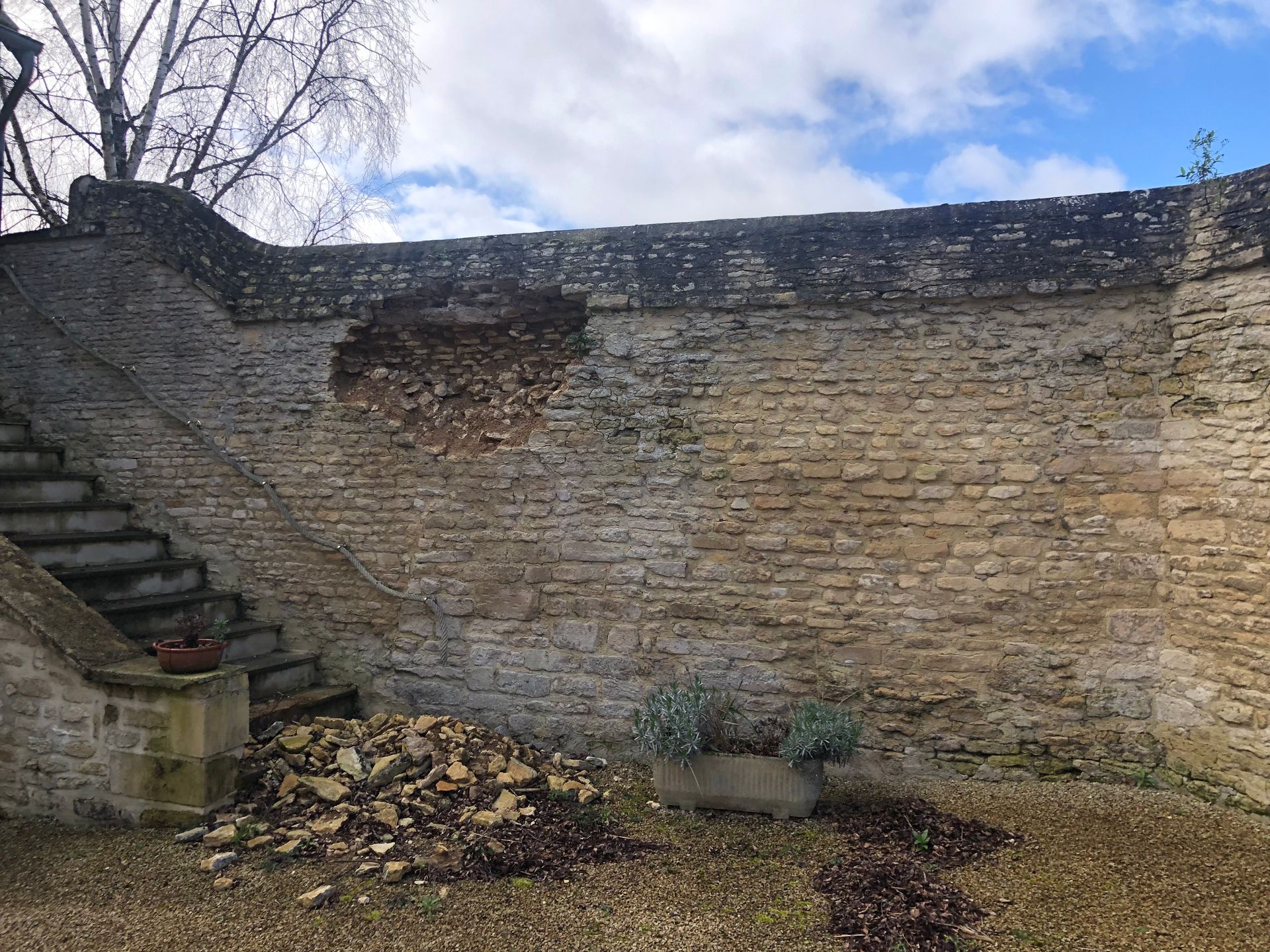 Mur d'enceinte en pierre effondré