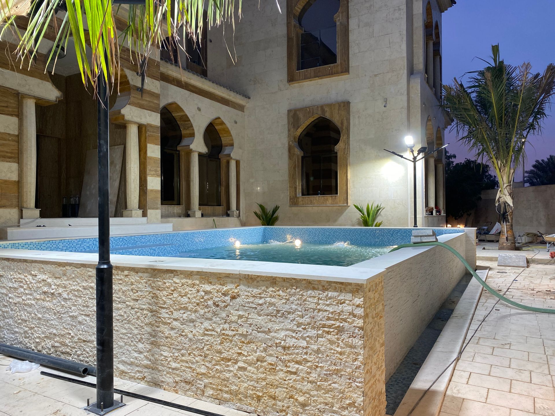 حوض سباحة انفنتي