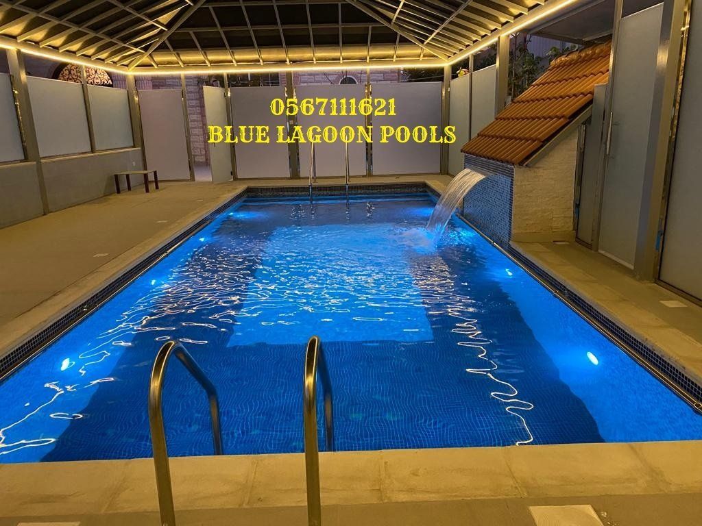 مسبح مع شلال