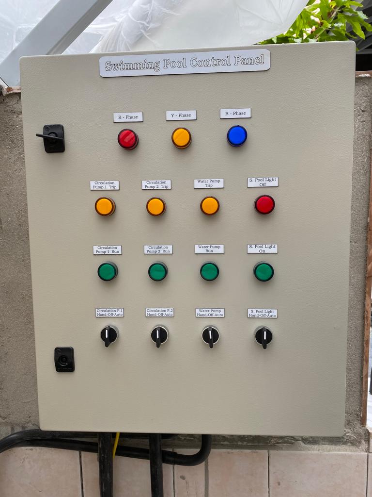 لوحة تحكم لحوض السباحة