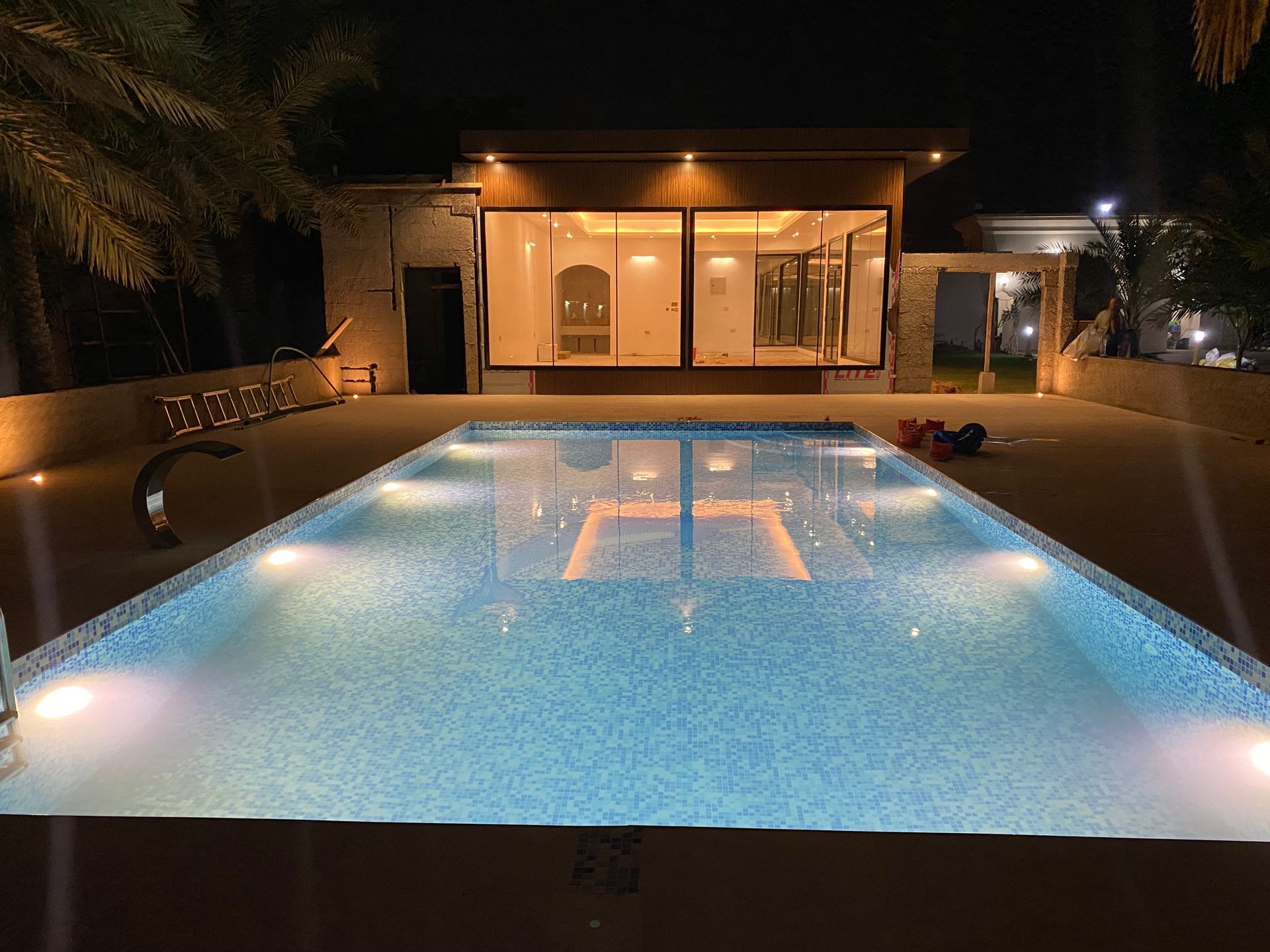 حوض سباحة مع مجلس