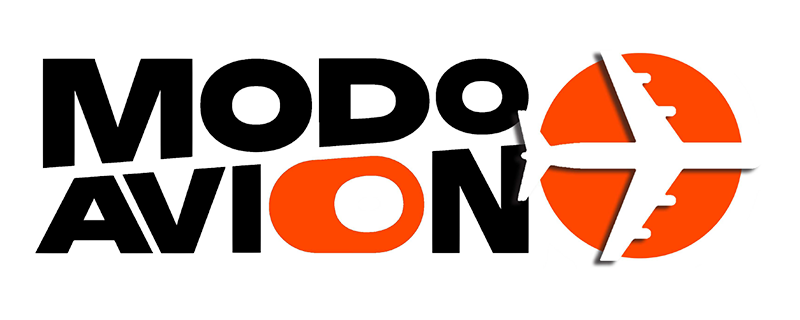 Logotipo de MODO AVION en negro y naranja con un avi&oacute;n estilizado dentro de la &ldquo;O&rdquo;.