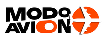 Logotipo de MODO AVION en negro y naranja con un avi&oacute;n estilizado dentro de la &ldquo;O&rdquo;.