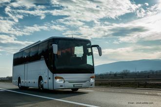 Fahrschule Tischmacher GmbH Reisebus auf einer Landstraße
