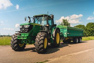 Fahrschule Tischmacher GmbH Traktor auf einem Feld
