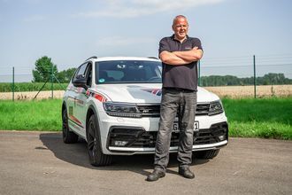 Fahrschule Tischmacher GmbH Fahrlehrer vor Fahrschulauto