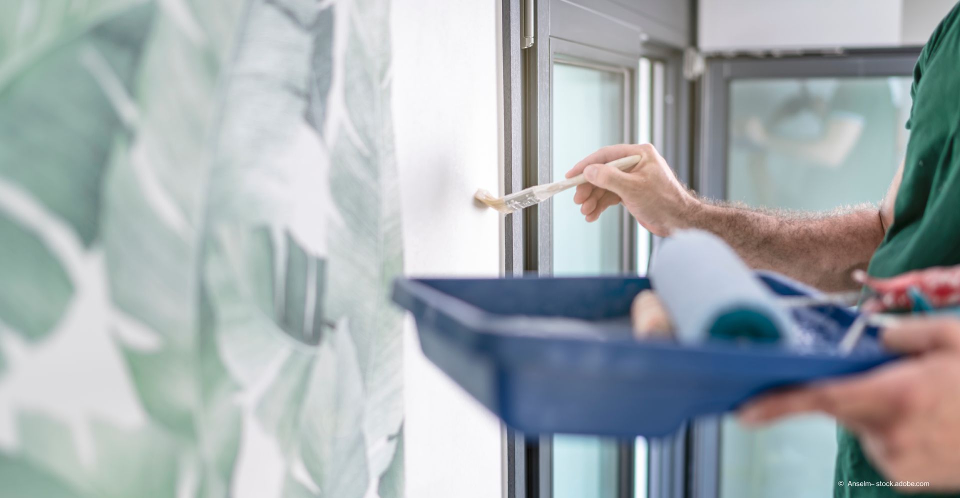 Handwerker beim Tapezieren