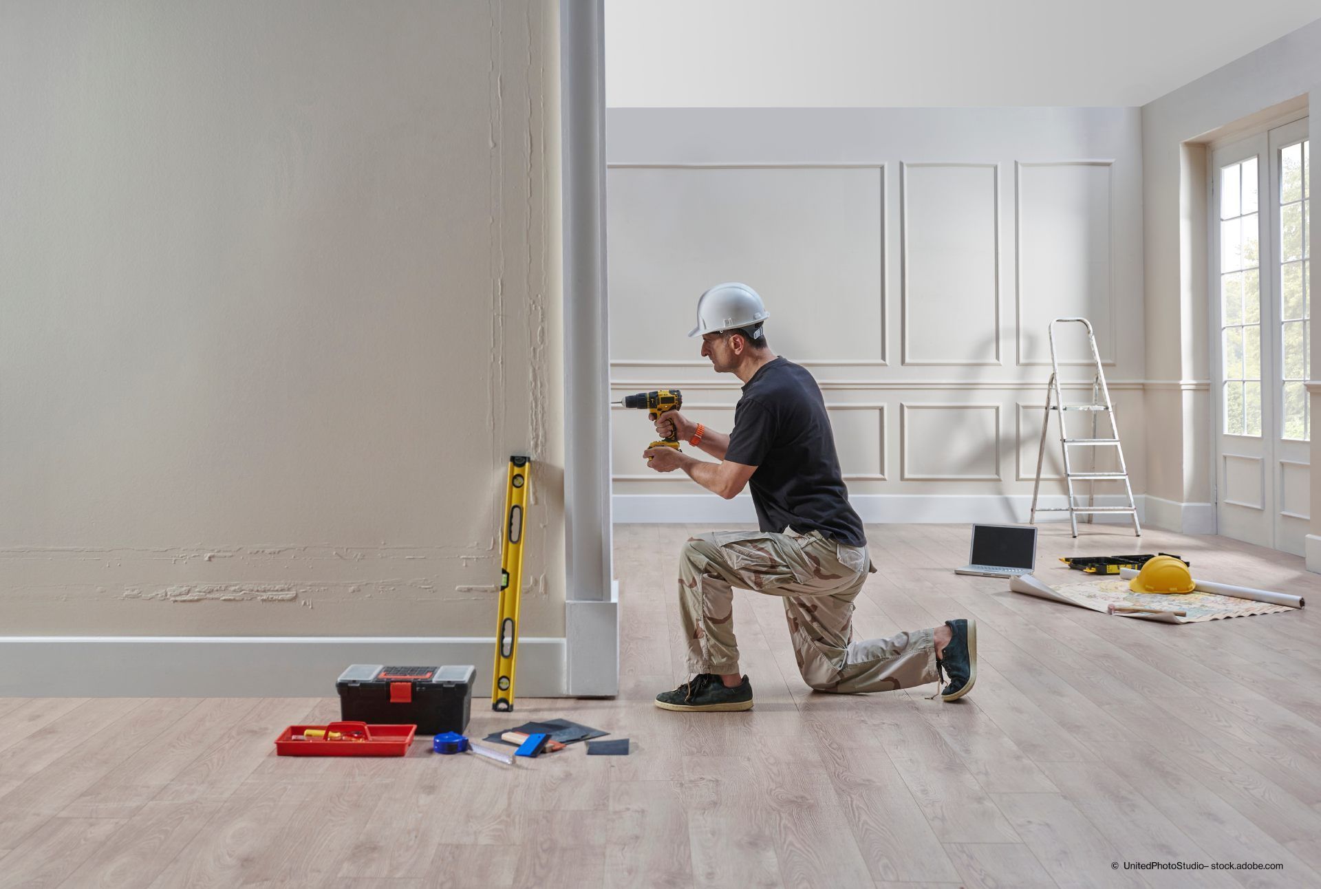 Handwerker bei Stuckarbeiten an Decke und Wänden