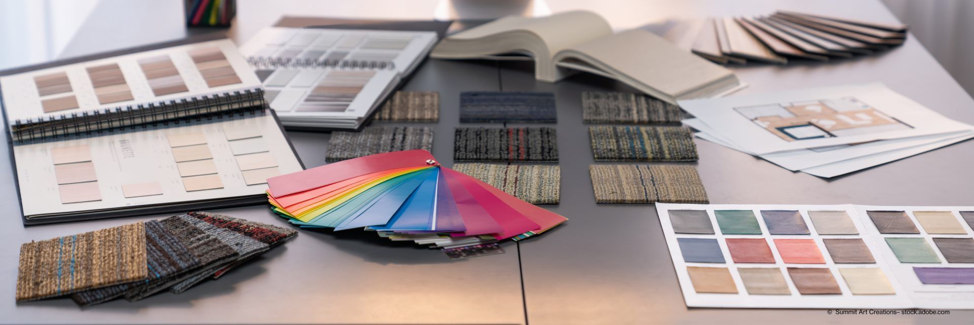 Ein Tisch voller Farbfächer und Textilmuster für Raumausstatter Ein Tisch voller Farbfächer und Textilmuster für Raumausstatter