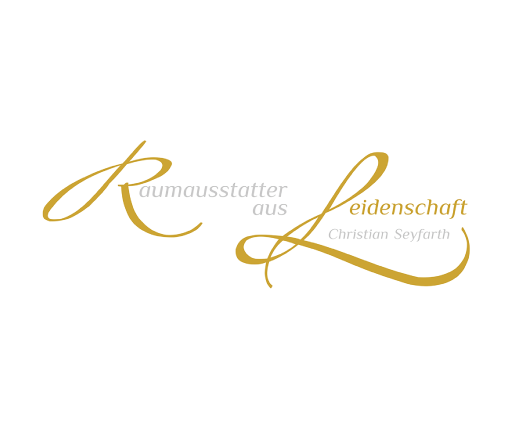 Modellhaus auf einem Stapel Stoffmuster und einer Raumausstatterin im Hintergrund